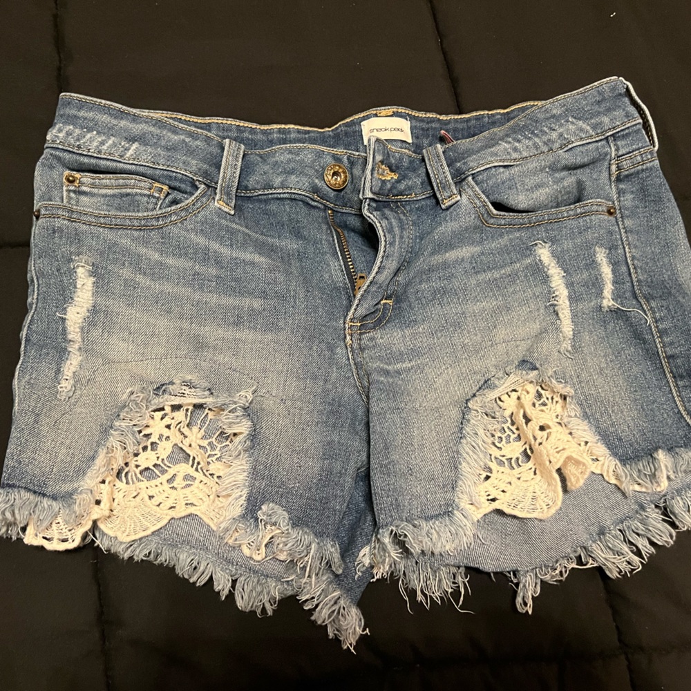 Denim cut off with lace detail